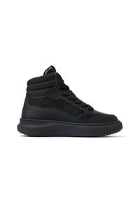 Zapatillas altas negras de cuero y textil, con un collar acolchado, detalles texturizados y una suela de goma con surcos.