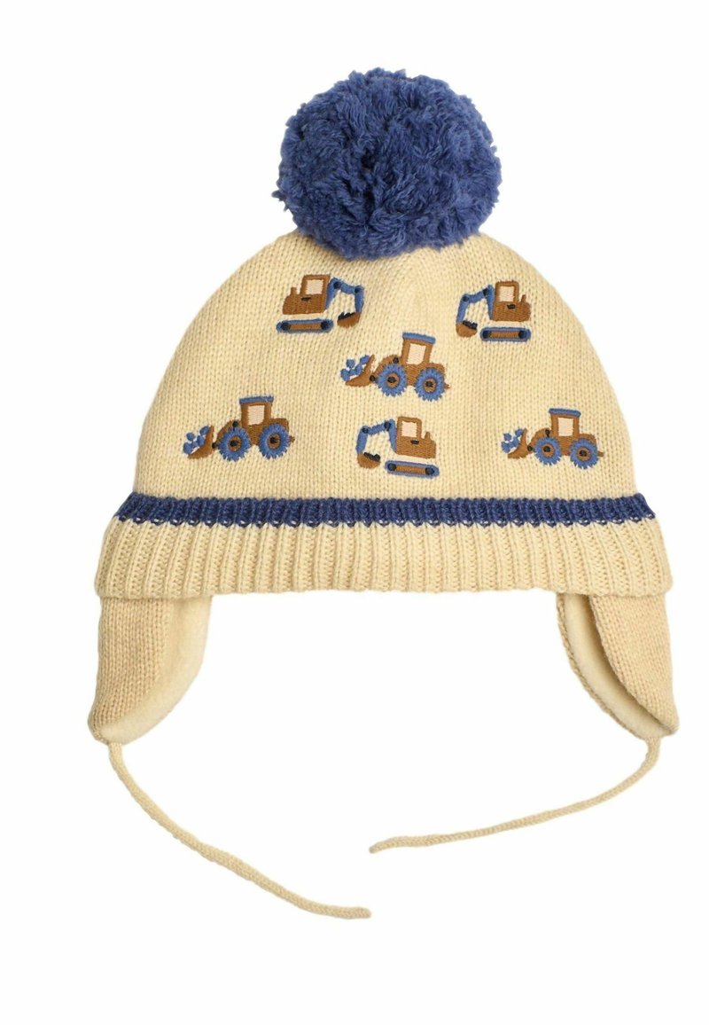 Gorro de niño tejido en crema con acentos azules. Presenta un pompón, orejeras y bordado de tractor en marrón y azul. Textura suave.
