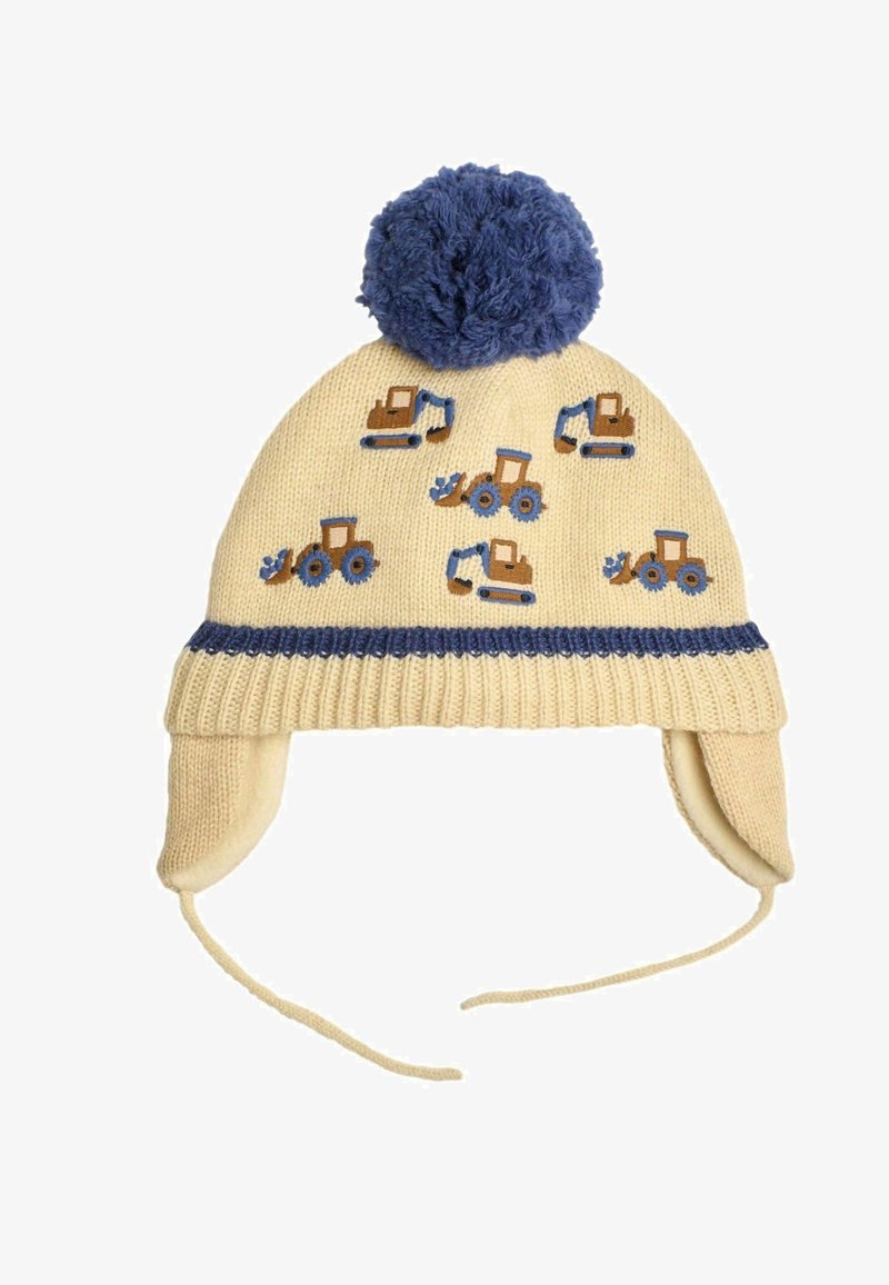 Gorro de niño tejido en crema con acentos azules. Presenta un pompón, orejeras y bordado de tractor en marrón y azul. Textura suave.