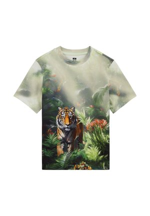 Tricou cu mânecă scurtă, cu un tigru detaliat în picioare printre frunzișul luxuriant al junglei verzi și flori portocalii în lumină blândă.