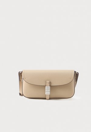 Beige læder crossbody taske med klaplukning, rektangulær form, kontrasterende syninger og en sølvmetallisk detalje med tekst.