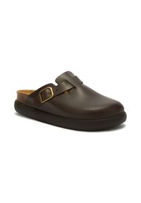 Zoccolo in pelle marrone scuro, slip-on, con fibbia in ottone regolabile, soletta in sughero imbottita e suola in gomma nera.