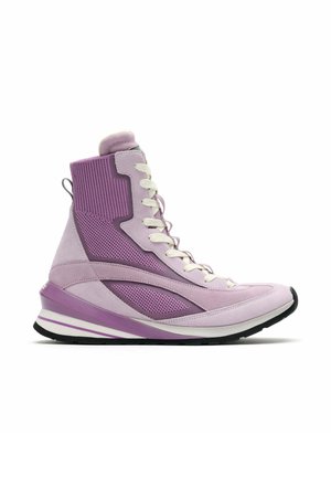 Zapatillas altas de ante en lavanda y púrpura claro con detalles de malla, cordones blancos y suela morada en capas. Parte superior texturizada con diseño de soporte.