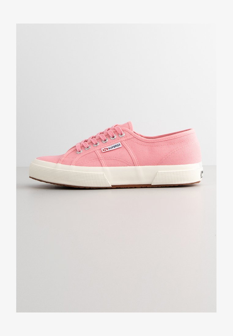 Rosa canvas sneakers med en texturerad yta, vit gummisula och silverfärgade öglor. Har en liten Superga-logotyp på sidan.