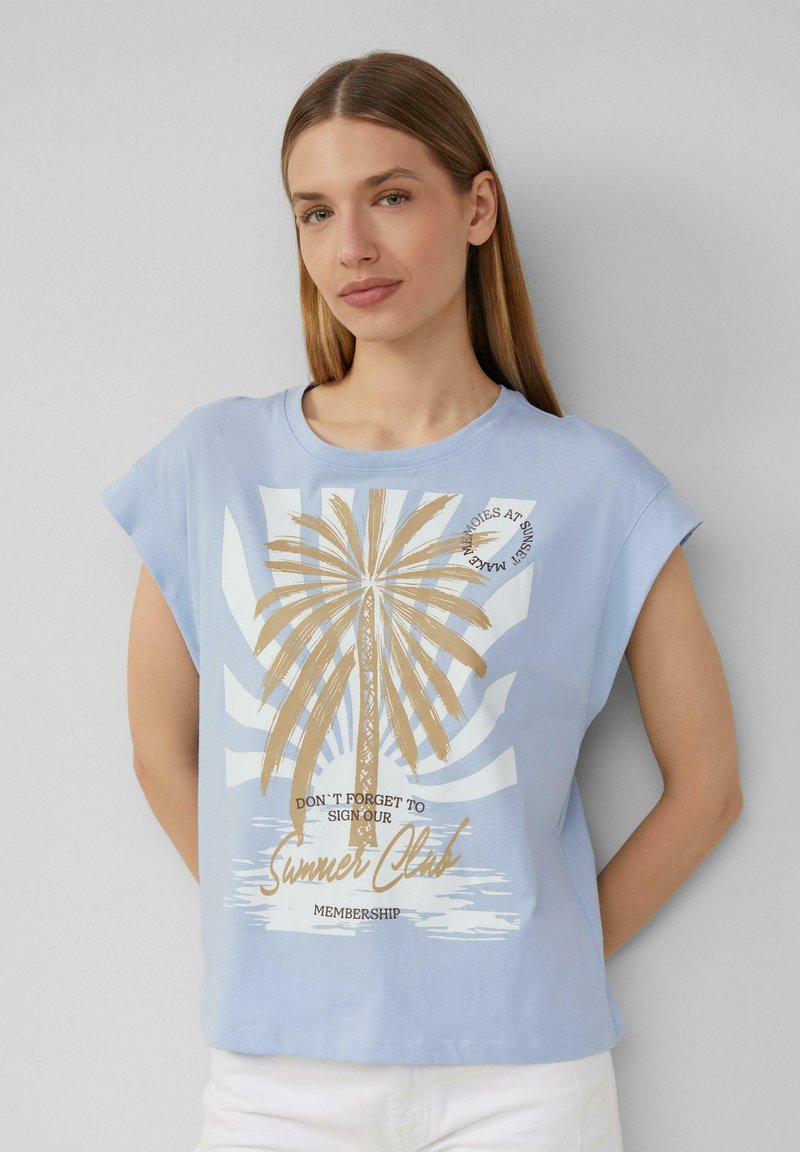 Jasnoniebieska bawełniana koszulka z grafiką palmy w kolorze złotym, z napisem „Nie zapomnij zapisać się do naszego członkostwa w Klubie Lata” wydrukowanym poniżej.