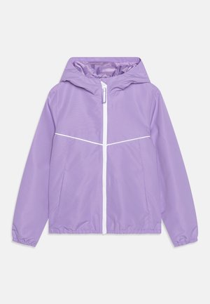 Chaqueta impermeable de color púrpura claro con capucha, que cuenta con una cremallera blanca, puños elásticos y dos bolsillos laterales. Textura suave y diseño minimalista.