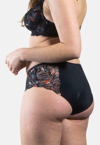 Culotte noire taille haute avec des accents en dentelle florale rouge, bleue et blanche, présentant un bord festonné et une texture de tissu lisse.