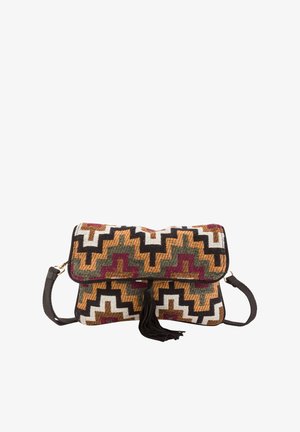 Mehrfarbige gewebte Tasche mit geometrischem Muster. Verfügt über eine Klappe zum Verschließen, schwarzen Besatz und eine schwarze Quaste. Verstellbarer Riemen inklusive.