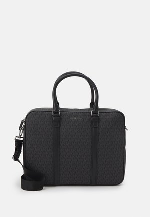 Serviette noire Michael Kors avec double poignée, bandoulière réglable et motif logo discret répétitif sur le tissu.