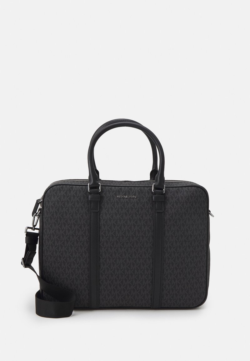 Serviette noire Michael Kors avec double poignée, bandoulière réglable et motif logo discret répétitif sur le tissu.