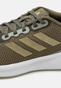 adidas Performance FALCON 3.0 - Zapatillas running asfalto - olive strata/gold metallic/putty grey