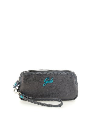 Piccola pochette da polso in pelle nera con cuciture blu e logo blu sul davanti, con chiusura a cerniera e cinturino da polso removibile.
