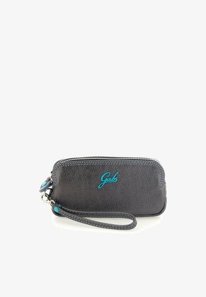 Piccola pochette da polso in pelle nera con cuciture blu e logo blu sul davanti, con chiusura a cerniera e cinturino da polso removibile.