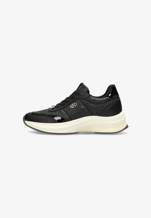 Sorte sneakers med blanke detaljer, tekstureret syntetisk overdel, rund tå, snørelukning og en kraftig hvid sål.