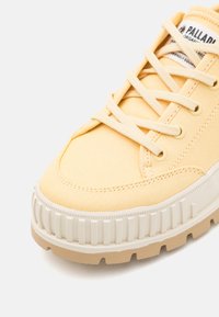 Palladium PALLASHOCK UNISEX - Sneakers basse - yellow crème