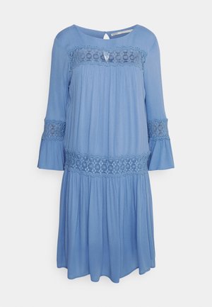 Hellblaues Midikleid mit floralen Spitzenpaneelen über Brust, Taille und Ärmeln, mit langen Glockenärmeln und rundem Ausschnitt.