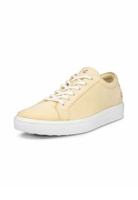 Sneaker en cuir jaune clair avec des lacets blancs et une semelle extérieure texturée. Présente un bout arrondi et un petit logo sur le côté.