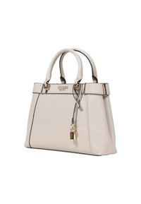 Sac à main en cuir synthétique blanc avec quincaillerie dorée, double poignées et une serrure décorative. Présente des coutures d'accent noir et un design structuré.