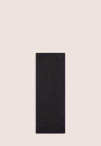 Calze nere realizzate in materiale liscio con un polsino a costine. Presentano un colore uniforme e una forma rettangolare, adatte per un uso quotidiano.