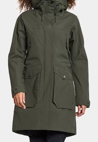 Olivgrüne, wasserfeste Parka mit Kapuze, zwei großen Fronttaschen und verstellbaren Kordelzügen. Glatter, langlebiger Stoff.