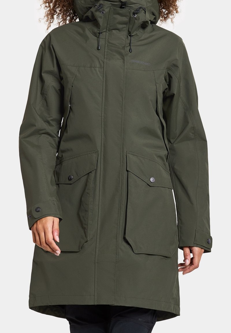 Olivgrüne, wasserfeste Parka mit Kapuze, zwei großen Fronttaschen und verstellbaren Kordelzügen. Glatter, langlebiger Stoff.