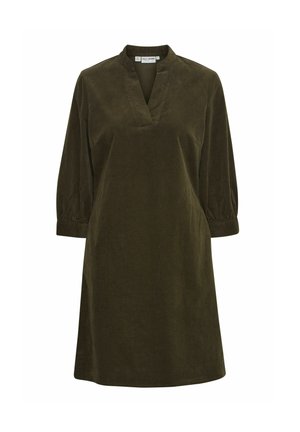 Robe en velours côtelé vert olive avec un décolleté en V et des manches trois-quarts, présentant une coupe décontractée et une texture douce.
