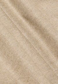Béžová texturovaná látka s diagonálním žebrováním. Měkký, lehce lesklý povrch s jemnými vyvýšenými vlákny. Mírné barevné odlišnosti.
