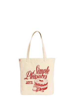 Beżowa torba na ramię z czerwonym tekstem "Simple Pleasures" i "Levi's since 1873," oraz czerwoną ilustracją kanapki i słodyczy.