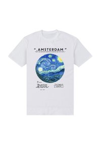 Bílé tričko s textem "Amsterdam", uměním noční oblohy plné hvězd a ručně psanými citáty připsanými Vincentu van Goghovi.