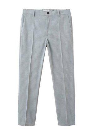 Pantalones gris claro confeccionados en una tela suave con rayas verticales, de corte regular, con dos bolsillos laterales y cierre de botón.
