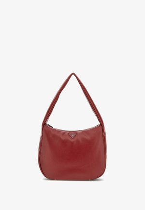 Sac à bandoulière en cuir rouge avec une forme incurvée, une large sangle et une fermeture éclair. Il présente un accent en forme de triangle sur le devant.