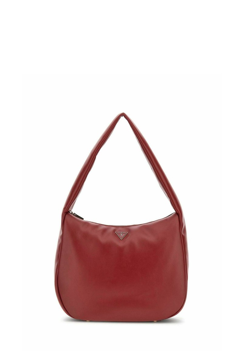 Sac à bandoulière en cuir rouge avec une forme incurvée, une large sangle et une fermeture éclair. Il présente un accent en forme de triangle sur le devant.