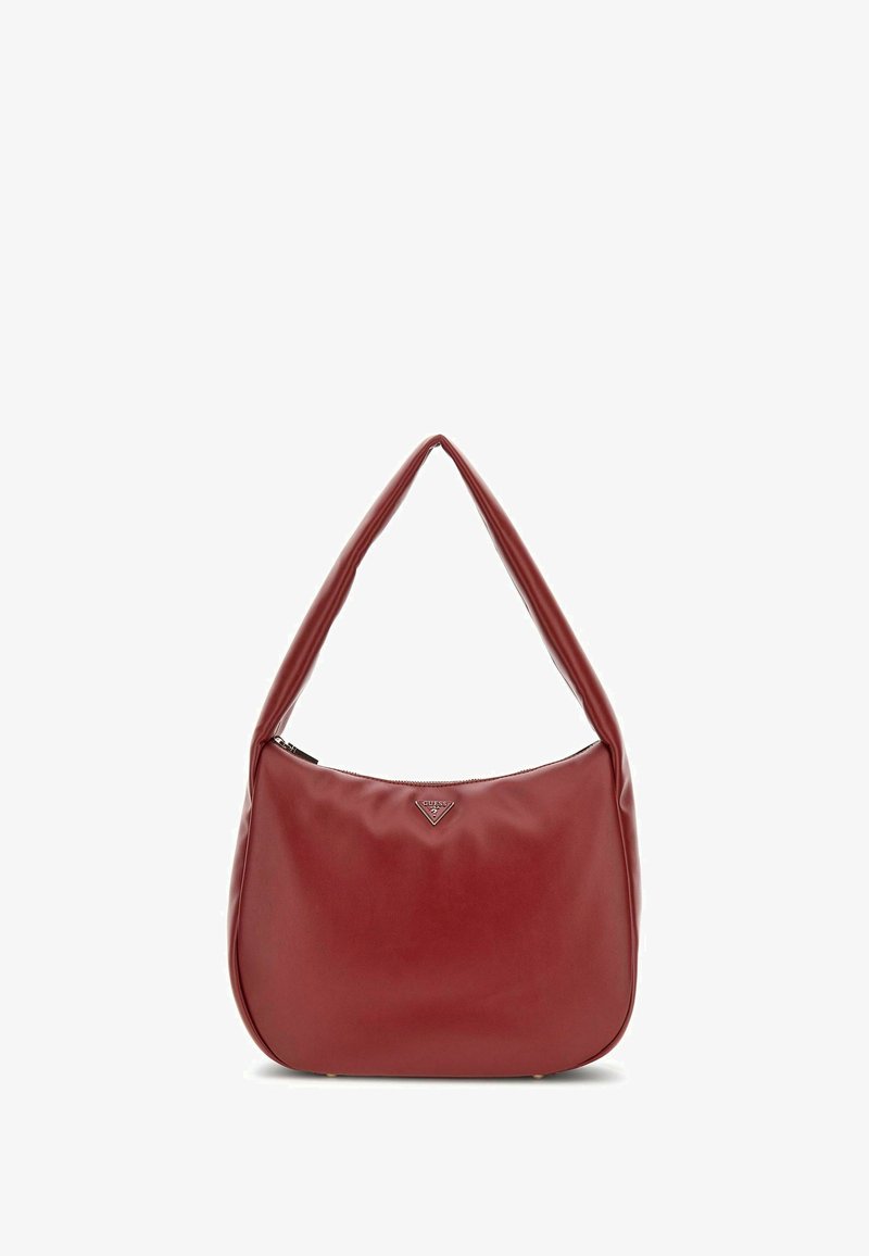 Sac à bandoulière en cuir rouge avec une forme incurvée, une large sangle et une fermeture éclair. Il présente un accent en forme de triangle sur le devant.