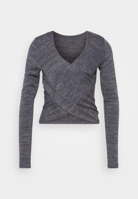 Haut en tricot à manches longues de couleur gris foncé, présentant un décolleté en V et un design croisé, avec un motif texturé et une silhouette ajustée.