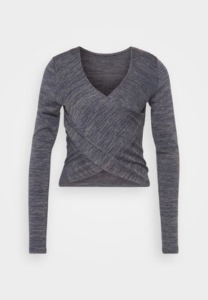 Langermet, mørkegrå strikket topp med V-hals og omslagdesign, med et teksturert mønster og tilpasset silhuett.