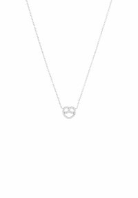 Silverhalsband med en sammanflätad dubbelcirkel-pend, prydd med små klara diamanter, på en fin kedja.