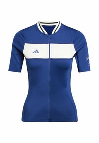 Maillot de sport bleu à manches courtes, avec un panneau blanc sur la poitrine, une fermeture éclair à l'avant et un col à rayures noires ; fabriqué en tissu respirant.