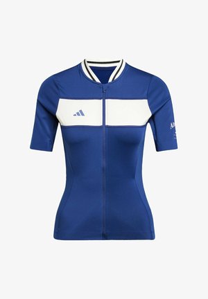 Blauwe sporttrui met korte mouwen, witte band over de borst, voorrits en kraag met zwarte strepen; gemaakt van ademende stof.