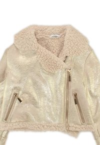 Giacca in ecopelle metallizzata beige con colletto peloso, chiusura con zip e due tasche laterali. Tessuto morbido con una finitura lucida.
