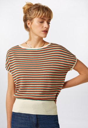 Korte mouwen gebreide top met horizontale strepen in rood, groen en crème, met een geribde zoom en een brede halslijn. Zachte, gestructureerde stof.