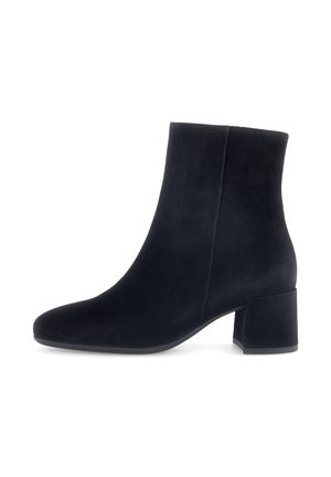 Schwarze Wildleder-Ankle Boots mit runder Zehenpartie und Blockabsatz. Das Design ist schlank mit minimalistischen Nahtdetails.