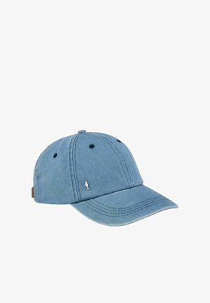 Jeansowa czapka z daszkiem w jasnoniebieskim kolorze. Posiada zakrzywiony daszek, sześciopanelowy krój oraz małe logo z przodu. Regulowany pasek z tyłu.