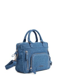 Borsa a tracolla in denim blu con due manici corti, tracolla regolabile, molteplici tasche con zip e dettagli in metallo argentato.