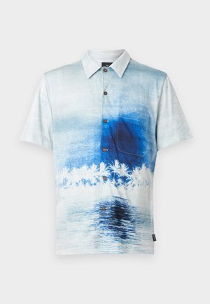 Košeľa s krátkym rukávom na gombíky s modrobielym plážovým motívom zobrazujúcim palmy a oceánske vlny, s jedným náprsným vreckom na pravej strane.