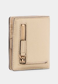 Portafoglio in pelle beige con finitura testurizzata, caratterizzato da un accento con zip dorata e più scomparti per carte su un lato.
