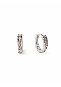 Pendientes de aro plateados con piedras multicolores incrustadas a lo largo de un borde. Metal liso y pulido con un diseño de cierre de bisagra.