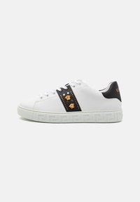 APPLICATION MEDUSE AND STUD - Matalavartiset tennarit - white/black/gold