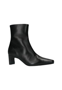 Bottine en cuir noir avec un bout pointu et un talon bloc moyen. Texture lisse et design minimaliste, sans quincaillerie visible.