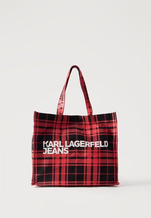 Červená a čierna károvaná taška s dvoma rukoväťami, so bielym nápisom "KARL LAGERFELD JEANS" na prednej strane.