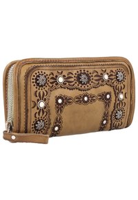 Portafoglio in pelle marrone con un intricato motivo floreale in rilievo, dettagli in argento, chiusura a zip e una tracolla. Superficie texturizzata con cuciture decorative.